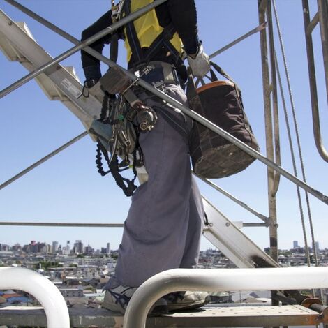 足場を組み立てる作業員