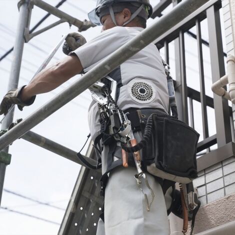 足場の手すりを解体するスタッフ