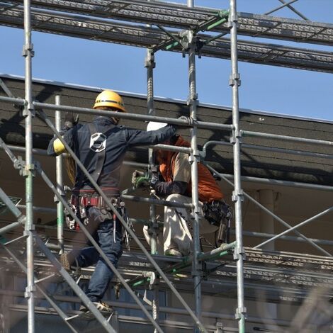 足場のチェックをする男性スタッフ