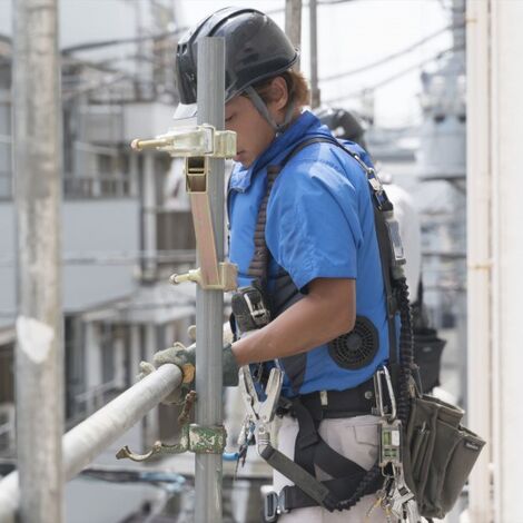 手すりを確認する職人